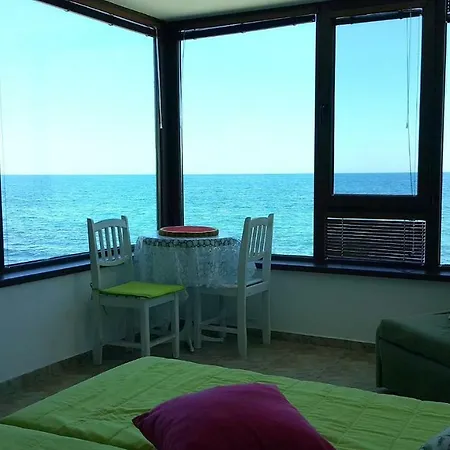 Gazde/Camere de închiriat Happy