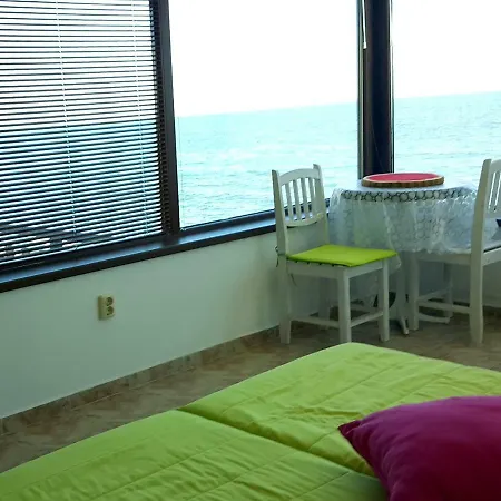 Gazde/Camere de închiriat Happy